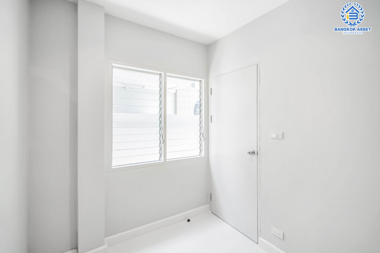 บ้านมือสองตกแต่งใหม่ ม.โนเบิล วานา วัชรพล ดีไซน์สุดโดดเด่น เนื้อที่ 65.6 ตร.ว. ฟังก์ชันจัดเต็ม 3 ห้องนอน 4 ห้องน้ำ 1 ห้องแม่บ้าน จอดรถได้ 2 คัน บนทำเลเดินทางสะดวก ใกล้เซ็นทรัลรามอินทรา, ห้าแยกวัชรพล, จุดขึ้นทางด่วน "ฉลองรัช" และรถไฟฟ้าสายสีชมพู "สถานีวัชรพล"...